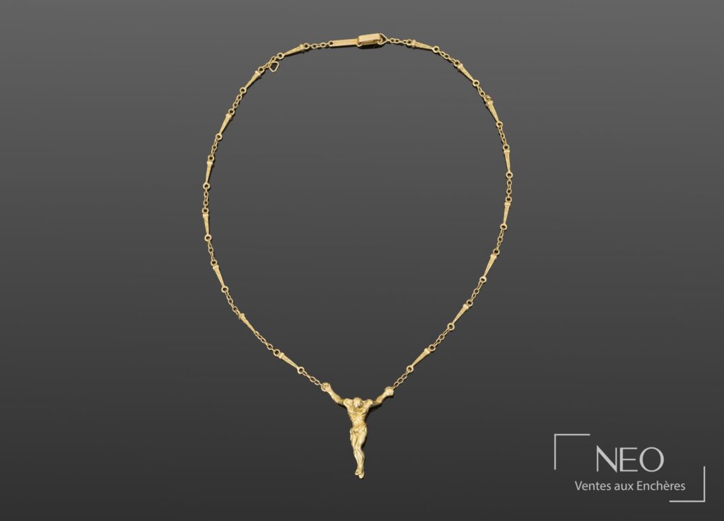 Collier Salvador Dali en or jaune 18K avec pendentif Christ suspendu au centre