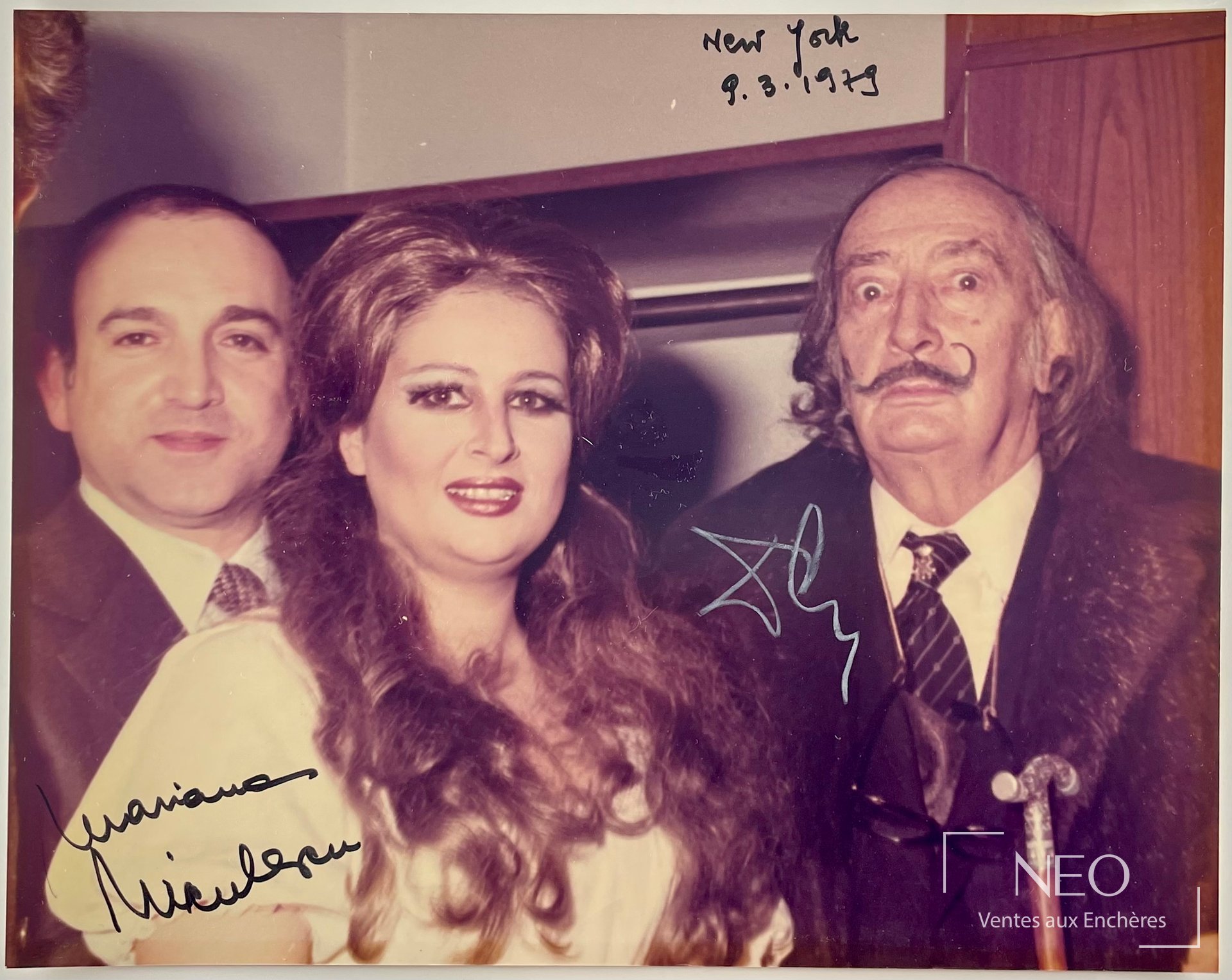Photographie en couleurs de Salvador Dalí et Mariana Nicolesco avec signatures visibles.