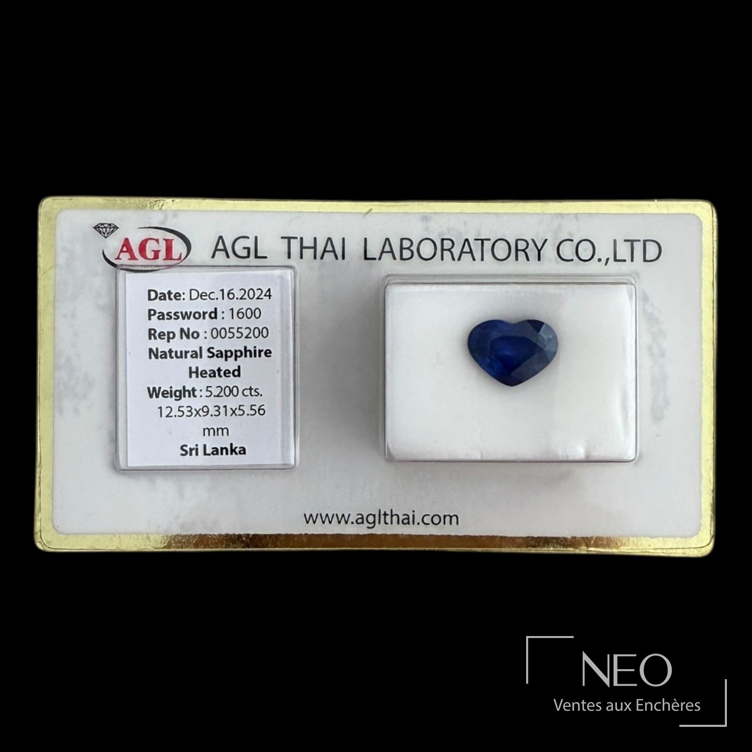 Saphir bleu en taille coeur sous scellé avec son étiquette AGL