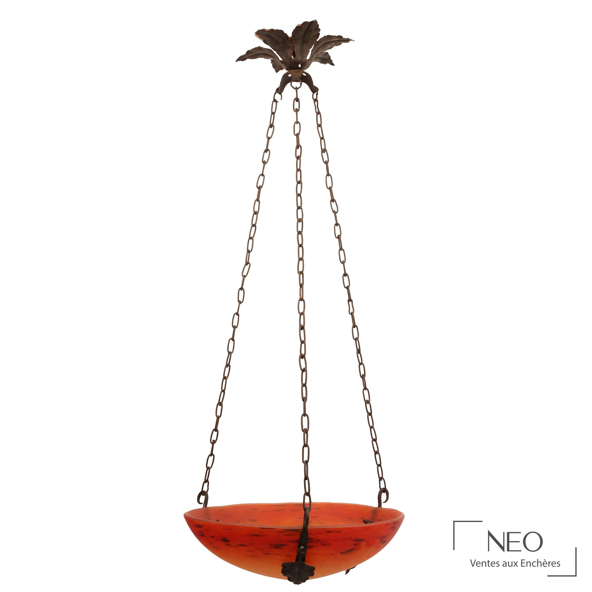 Suspension demi-sphérique en verre rouge-orangé suspendue à trois chaînes en fer forgé