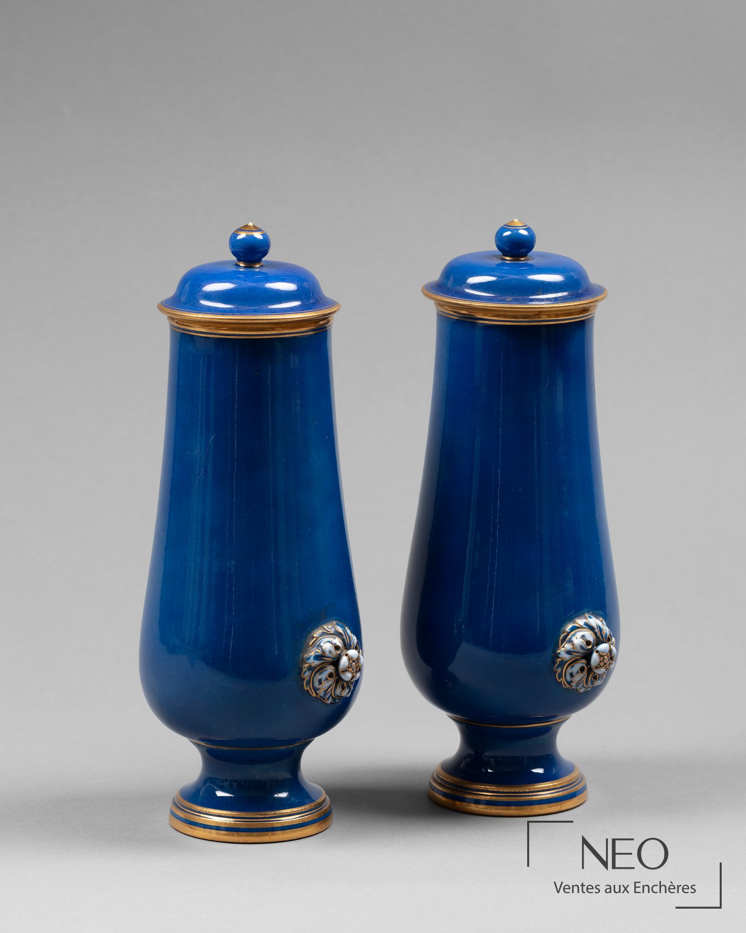 Sèvres paire de vases couverts Shanghaï, porcelaine émaillée bleue, fin du XIXe siècle