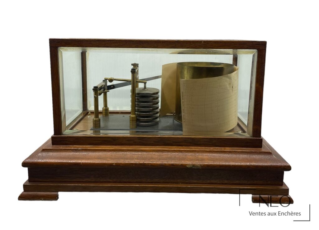 Sismographe en bois et laiton sous cage de verre amovible