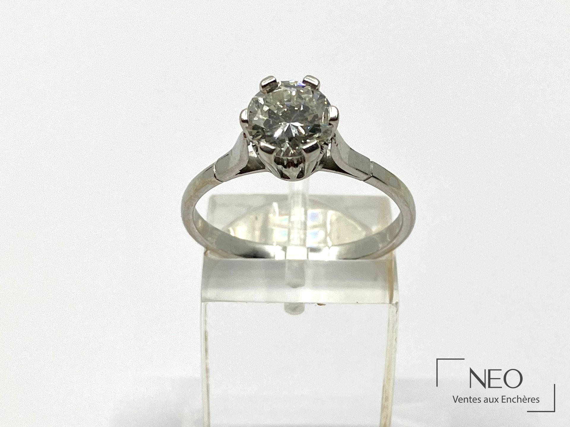 Solitaire en or gris avec diamant taille brillant monté en chaton à six griffes