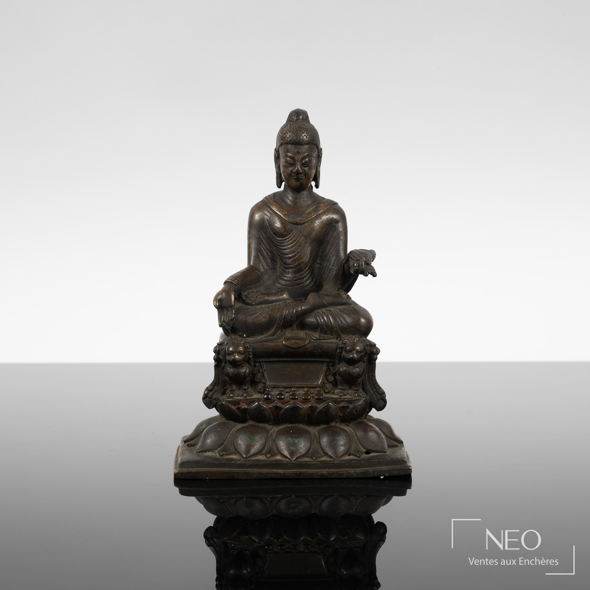 Statuette de buddha en bronze patiné