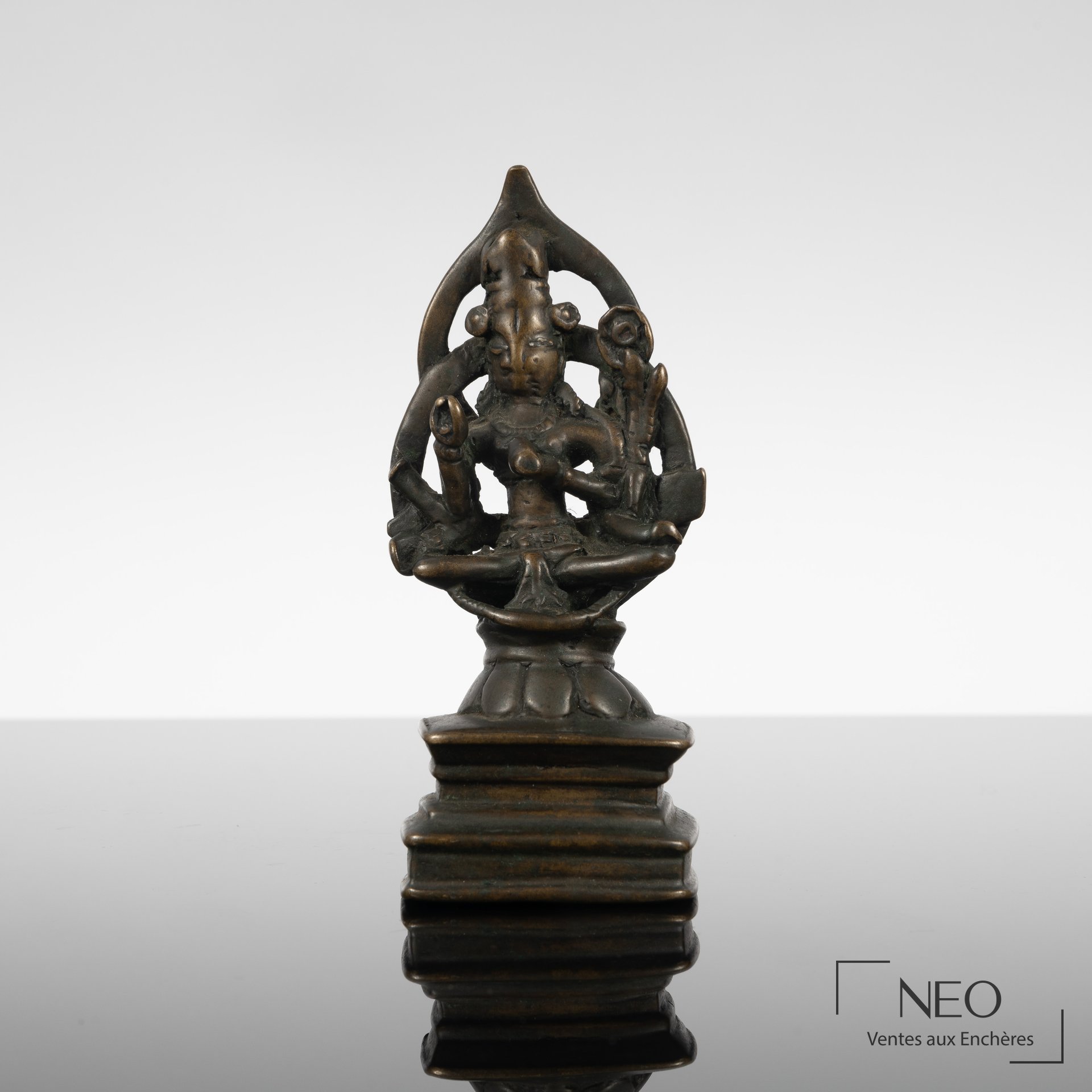 Statuette de divinité assise en bronze, Inde