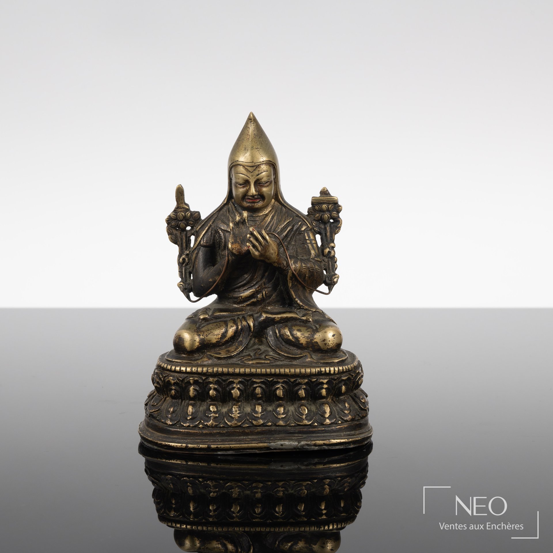 Statuette de Tsongkhapa en métal à patine dorée