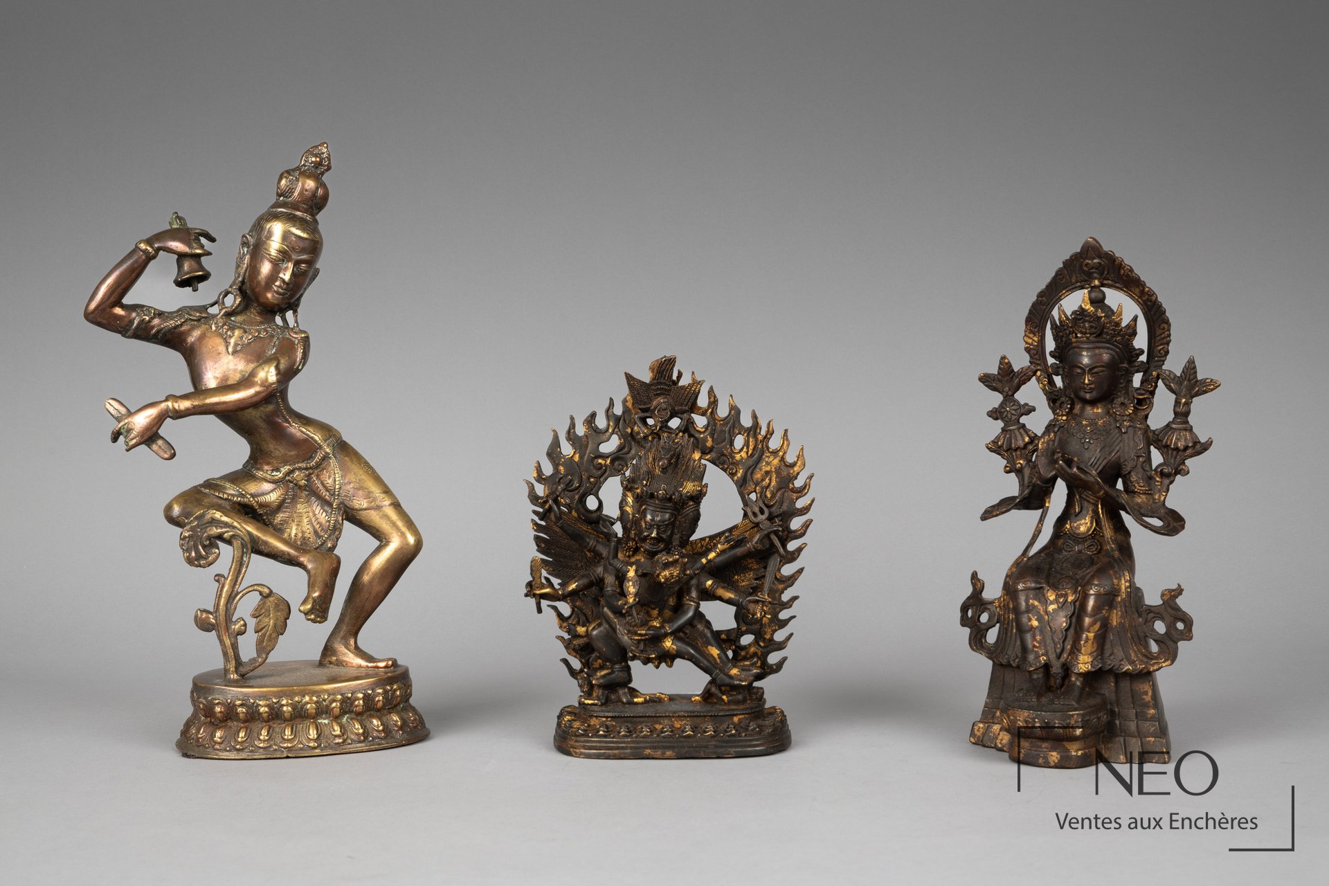 Ensemble de trois statuettes tibétaines en bronze et alliage de métal