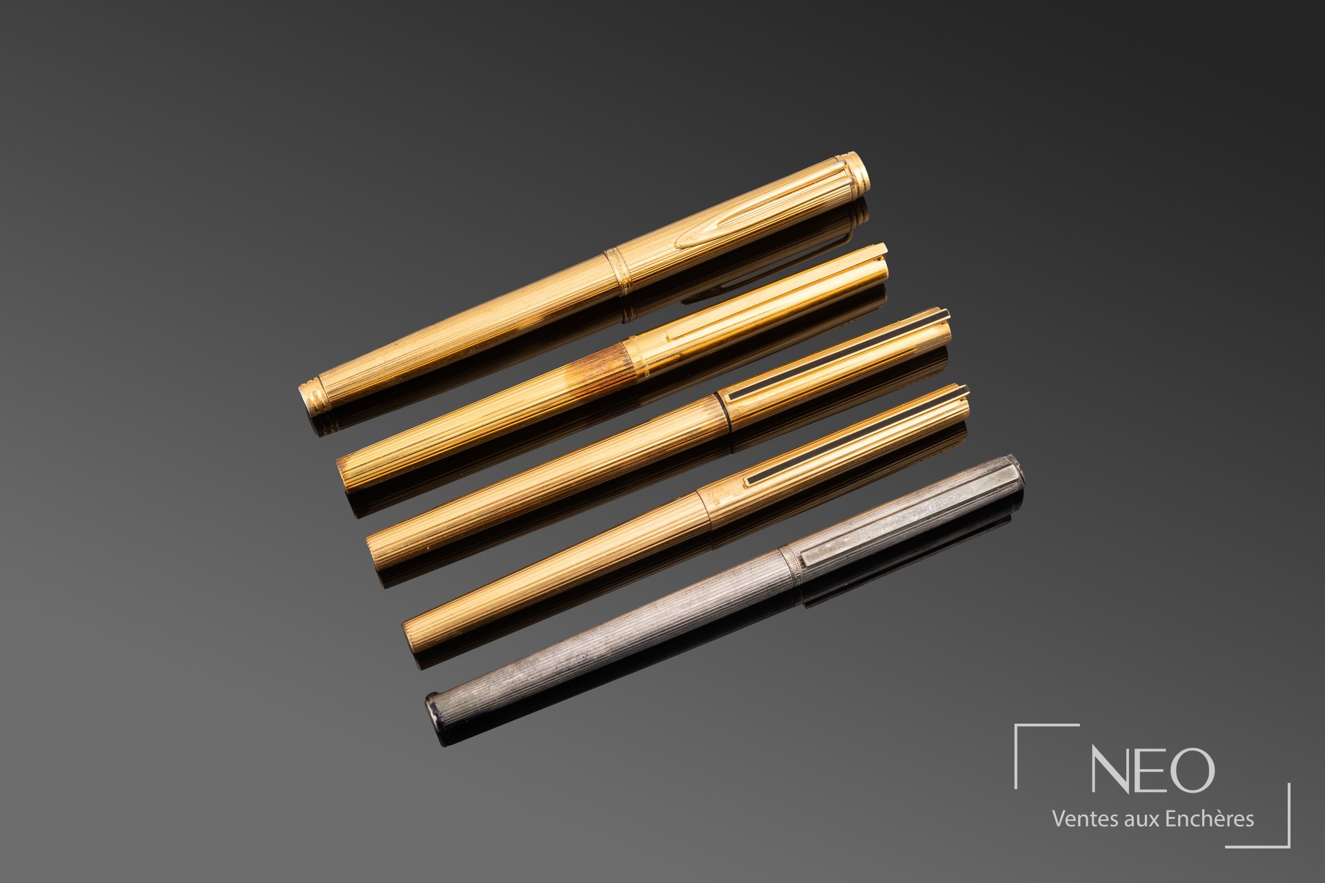 Ensemble de cinq stylos S.T. Dupont, Waterman et Dunhill en écrin