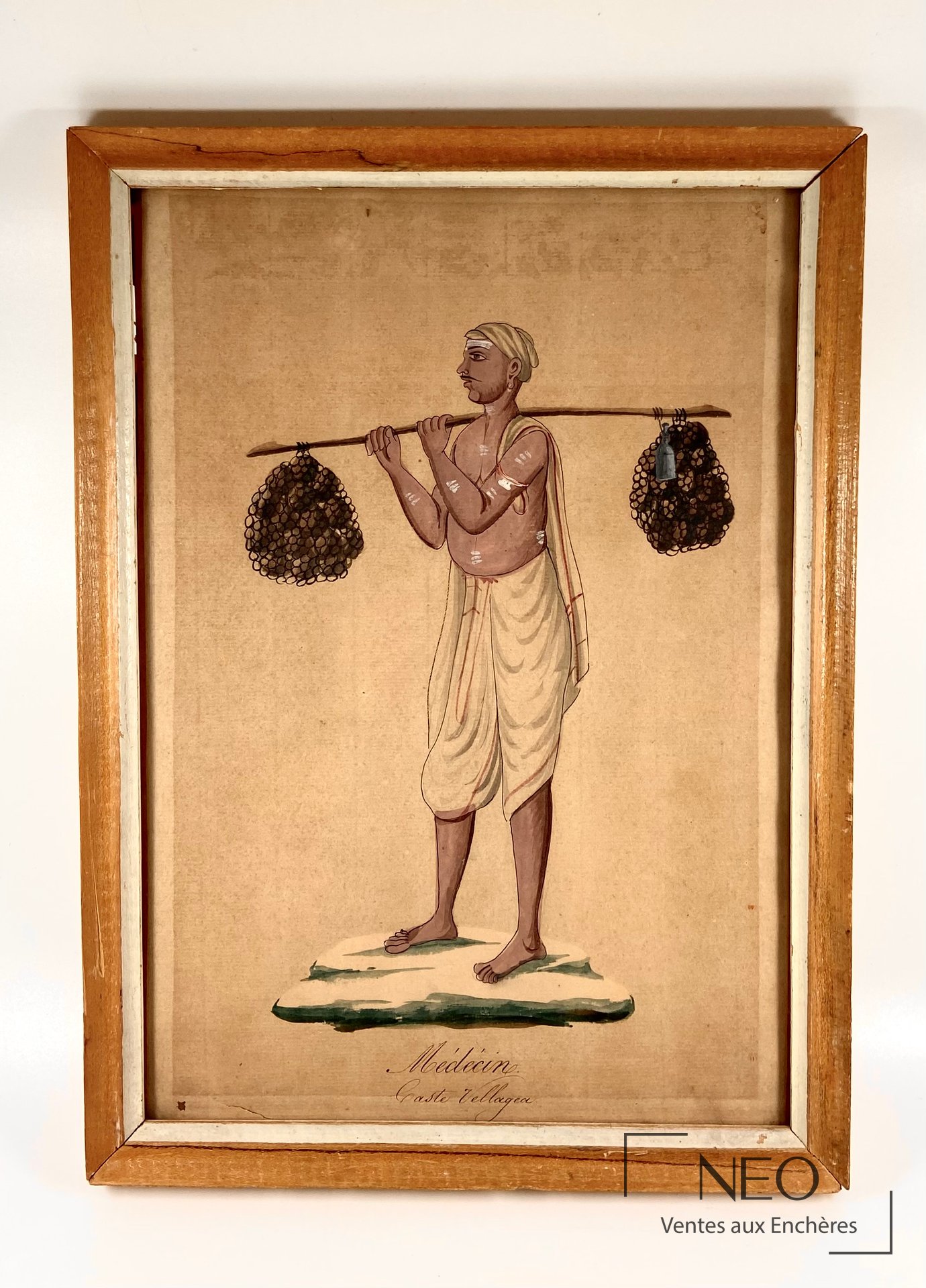 Gouache et aquarelle sur papier représentant un médecin de Tanjore debout de profil avec une perche sur les épaules.