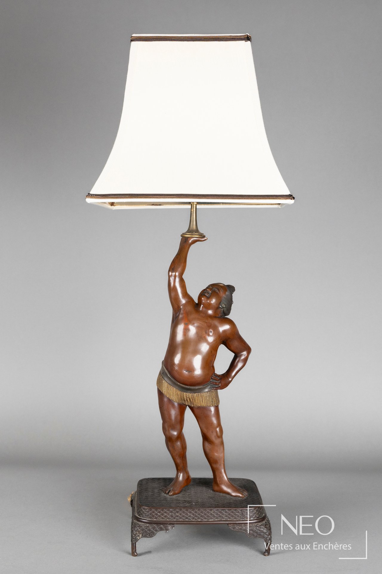 Okimono de sumo en bronze monté en lampe