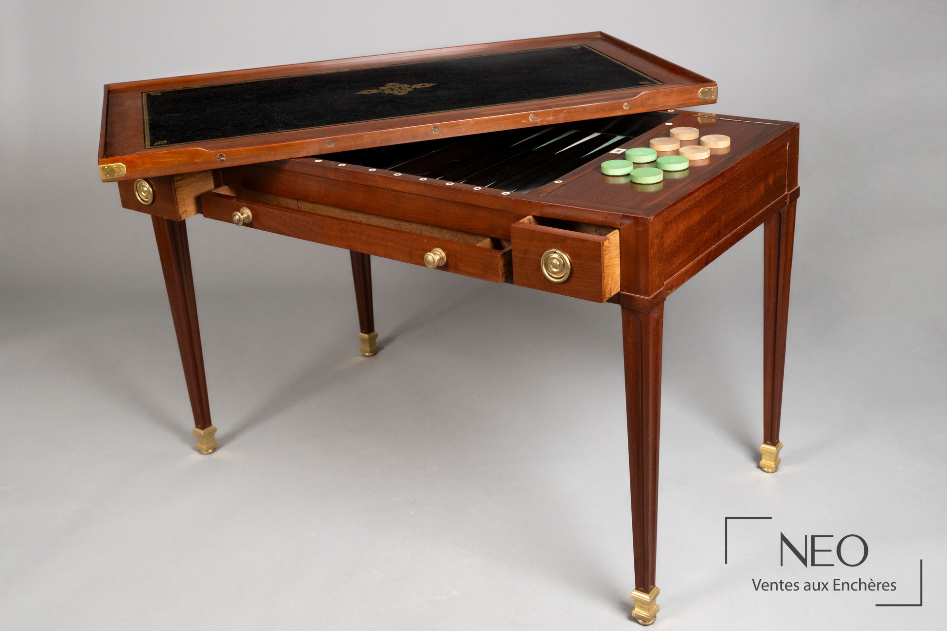 Table à jeu et à écrire en acajou, époque Louis XVI, Pierre Garnier