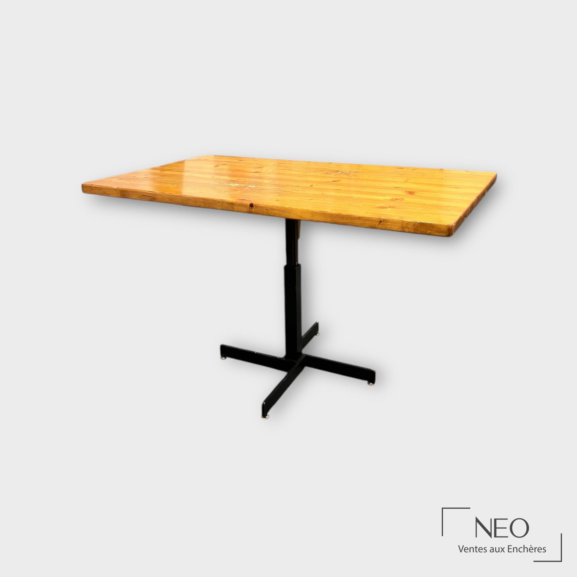 Table monte et baisse en pin lamellé-collé avec fût central noir