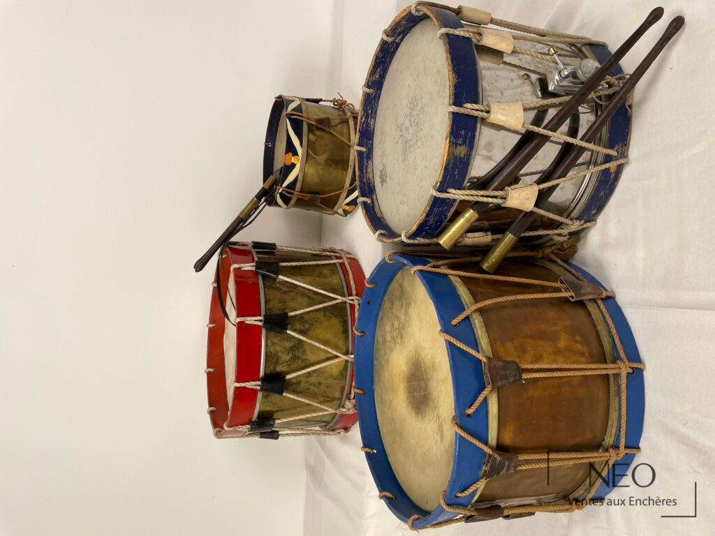 Ensemble de tambours militaires avec baguettes