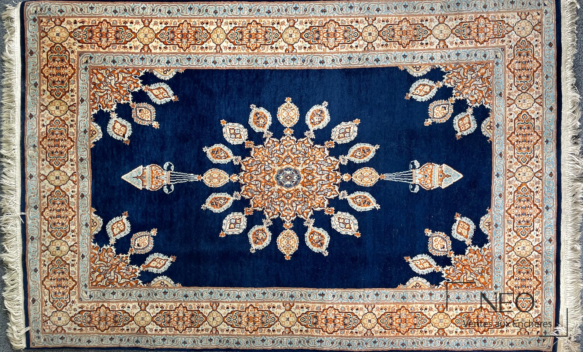 Tapis oriental en laine à médaillon central sur fond bleu nuit