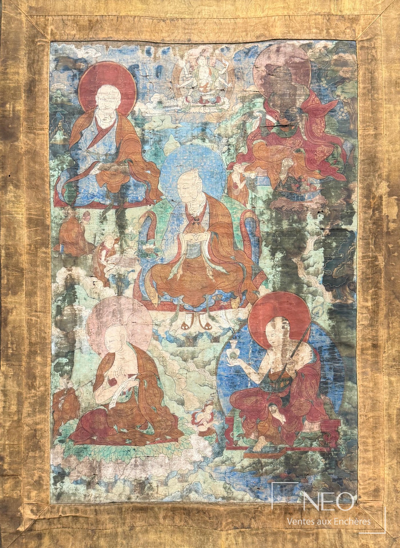 Thangka tibétain montrant plusieurs divinités sur fond peint