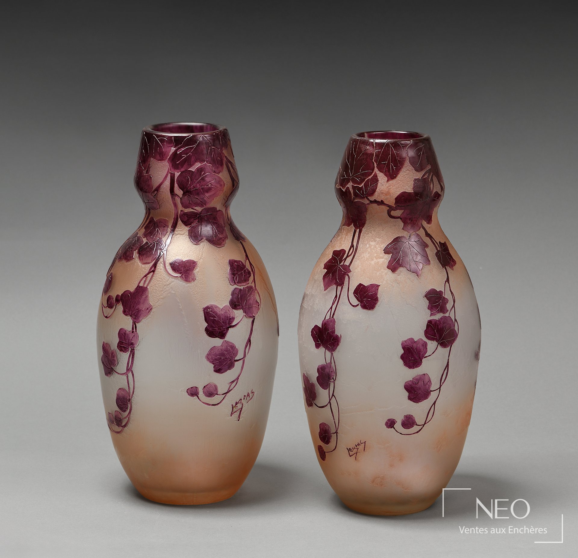 Paire de vases en verre à décor de feuilles de vigne pourpres.