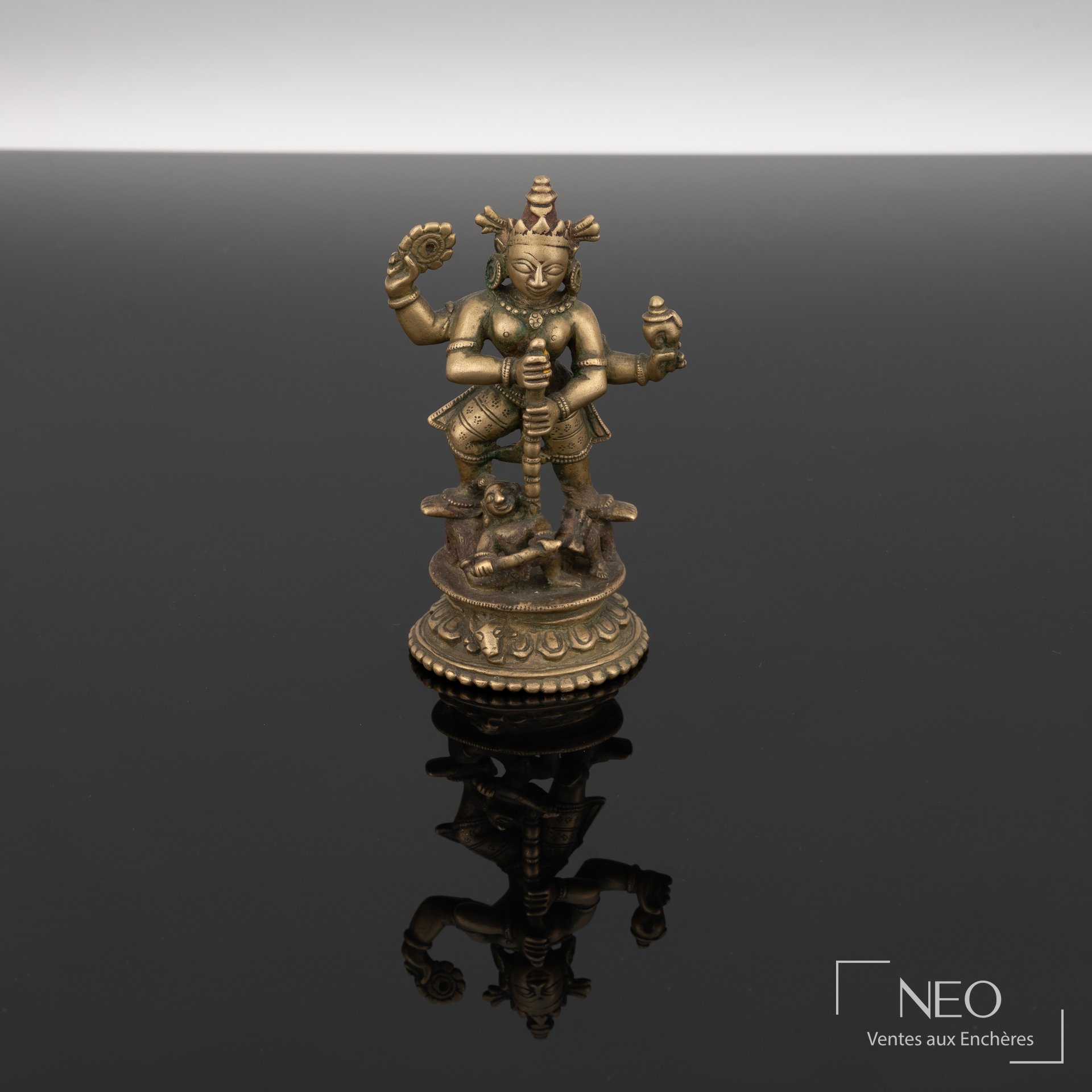 Tibet Statuette de Durga Mahishamardini en alliage cuivreux doré