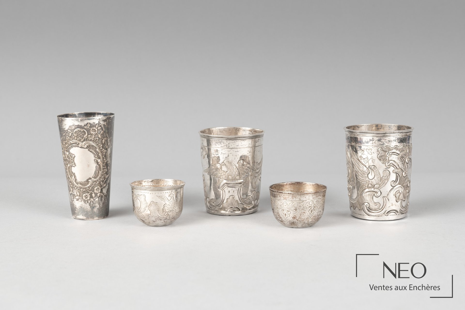 Timbales et coupelles en argent, décor repoussé et gravé