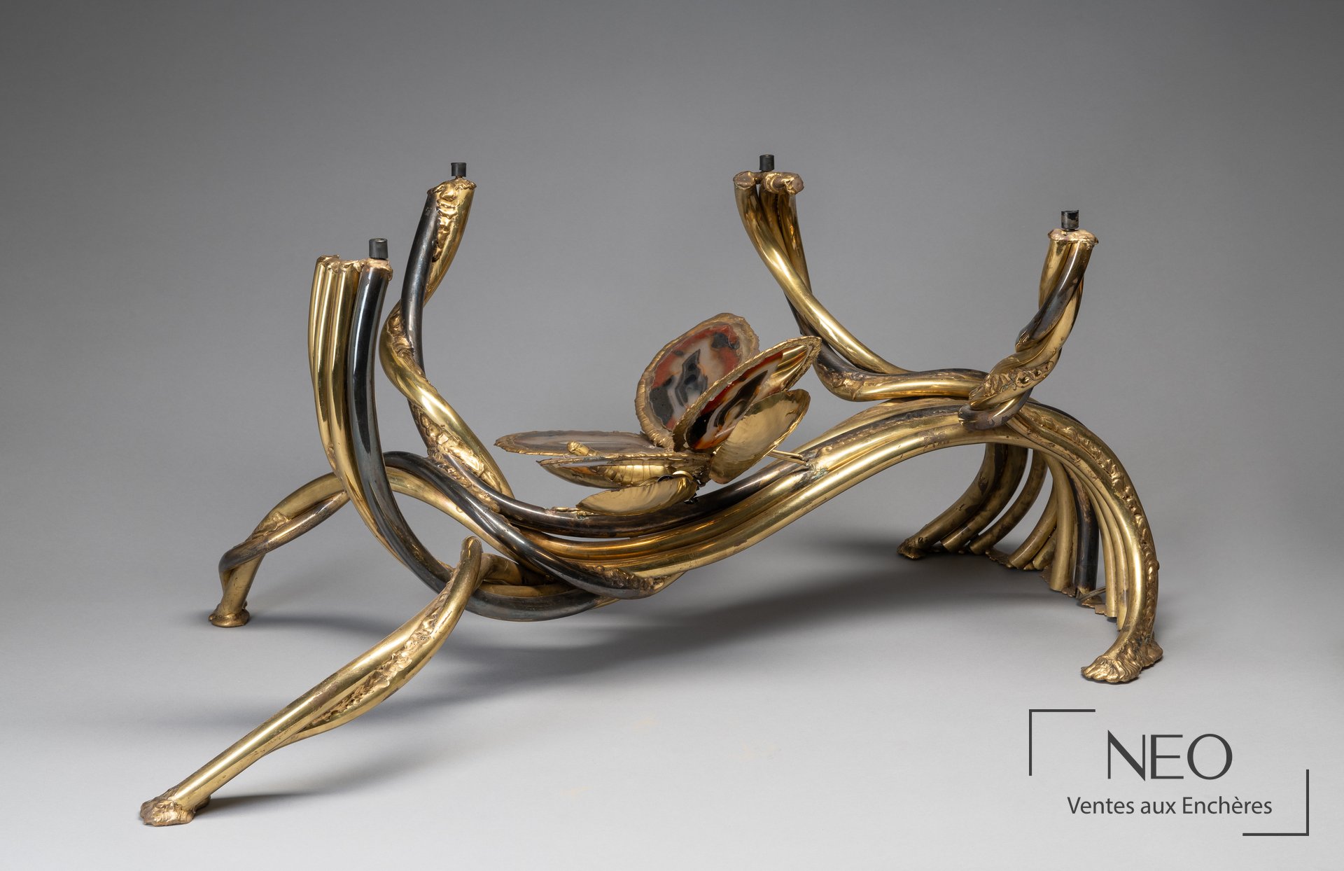 Travail Français Table basse éclairante circa 1970 en laiton doré et agate