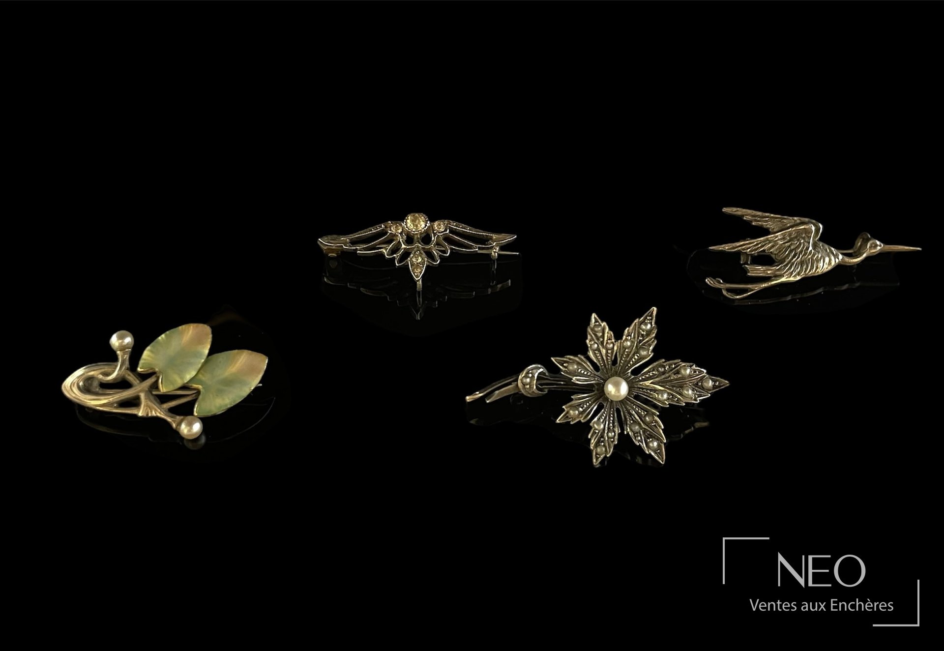 Trois broches en argent à décor de nénuphar, ailes, feuilles et cigogne