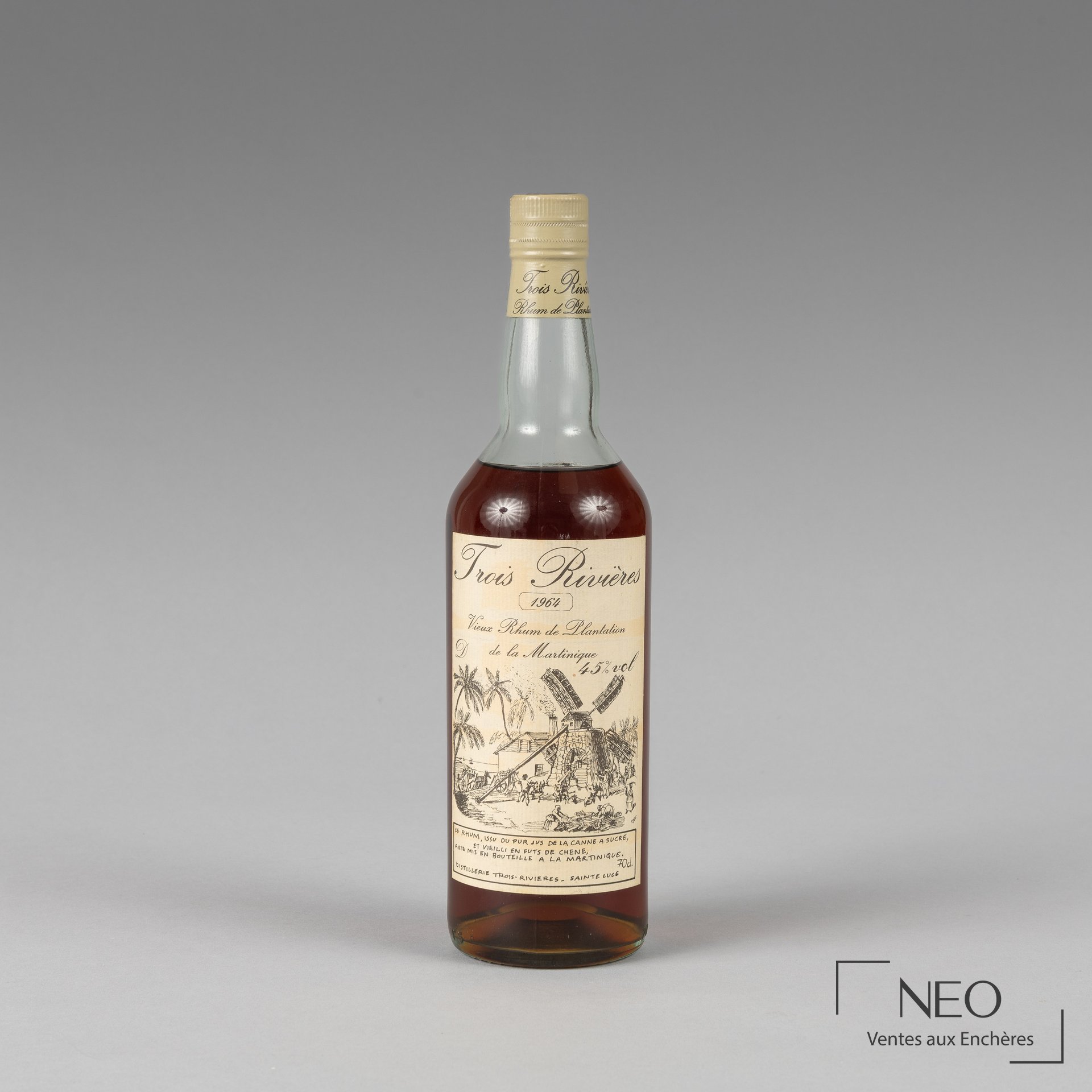 Bouteille de rhum Trois Rivières 1964 vue de face sur fond gris