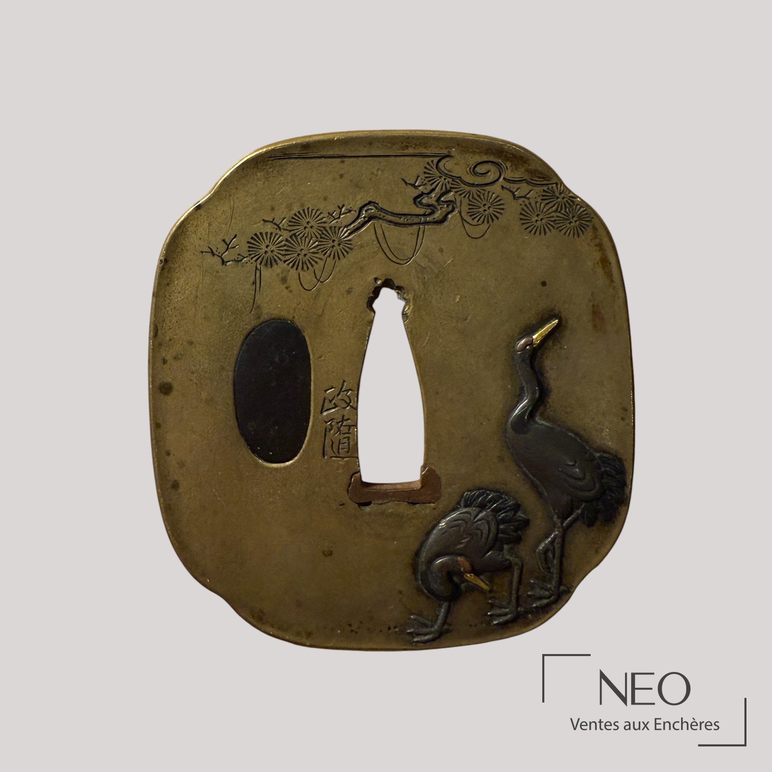 Tsuba japonaise en sentoku à décor de pins et silhouette d'oiseau