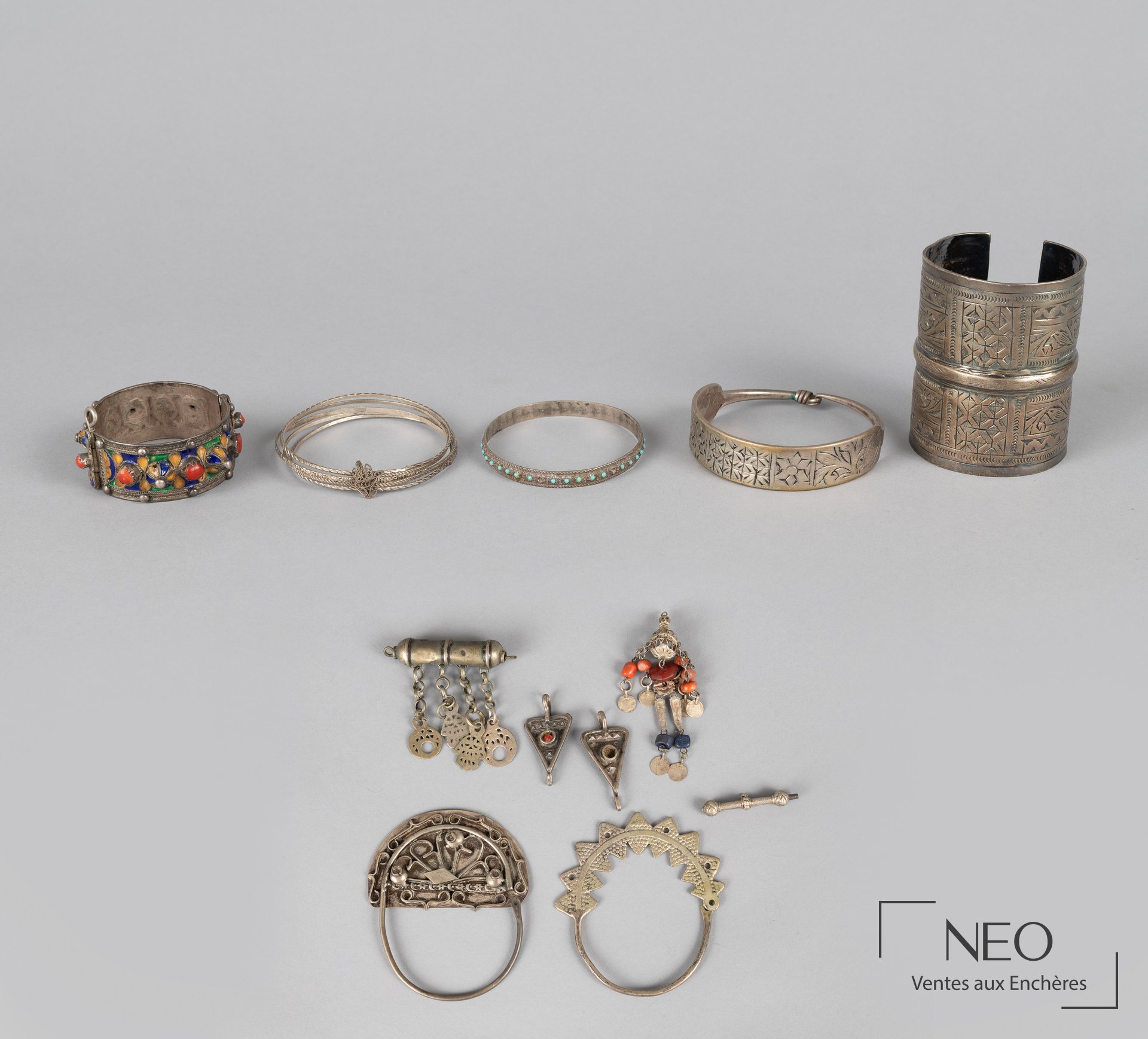 Lot de bijoux tunisiens en argent, bracelets et pendentifs