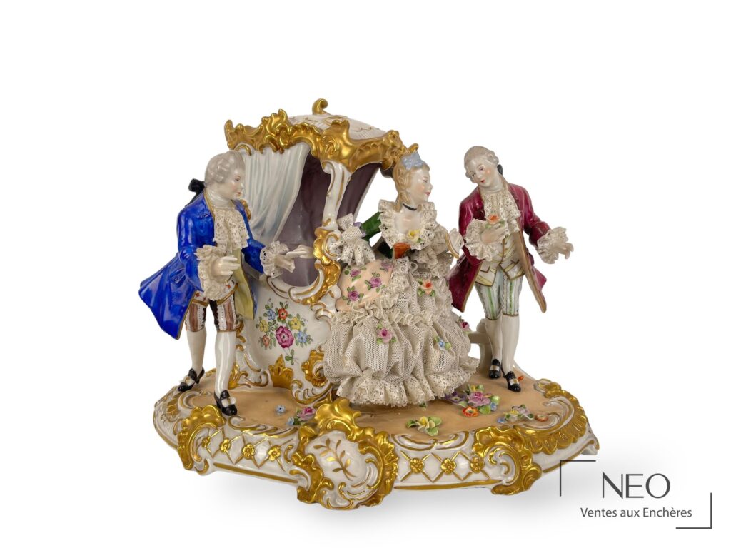 Groupe en porcelaine Unteweissbach avec trois personnages autour d'un palanquin richement décoré