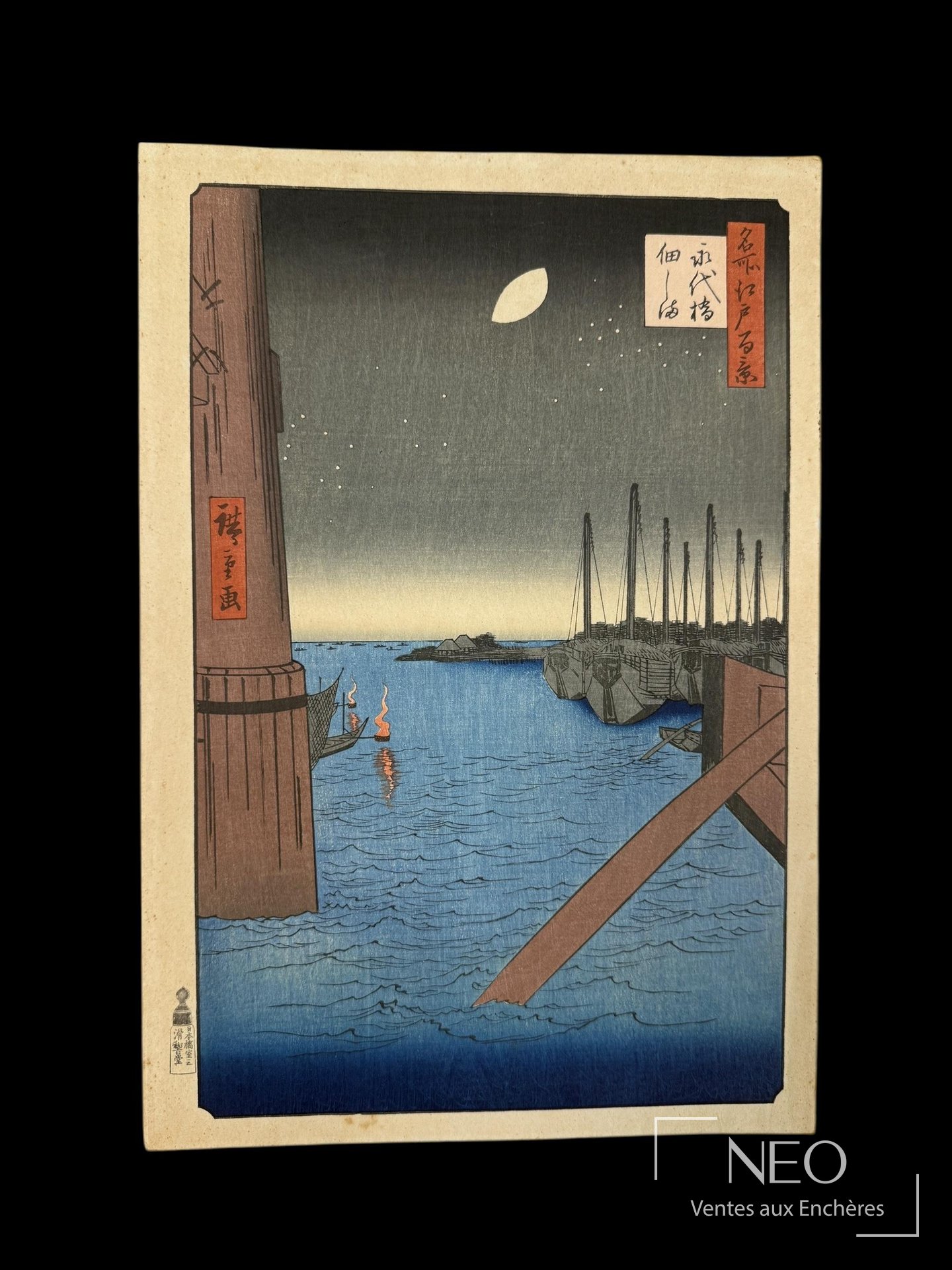 Estampe japonaise colorée représentant un pont sur l'eau au clair de lune