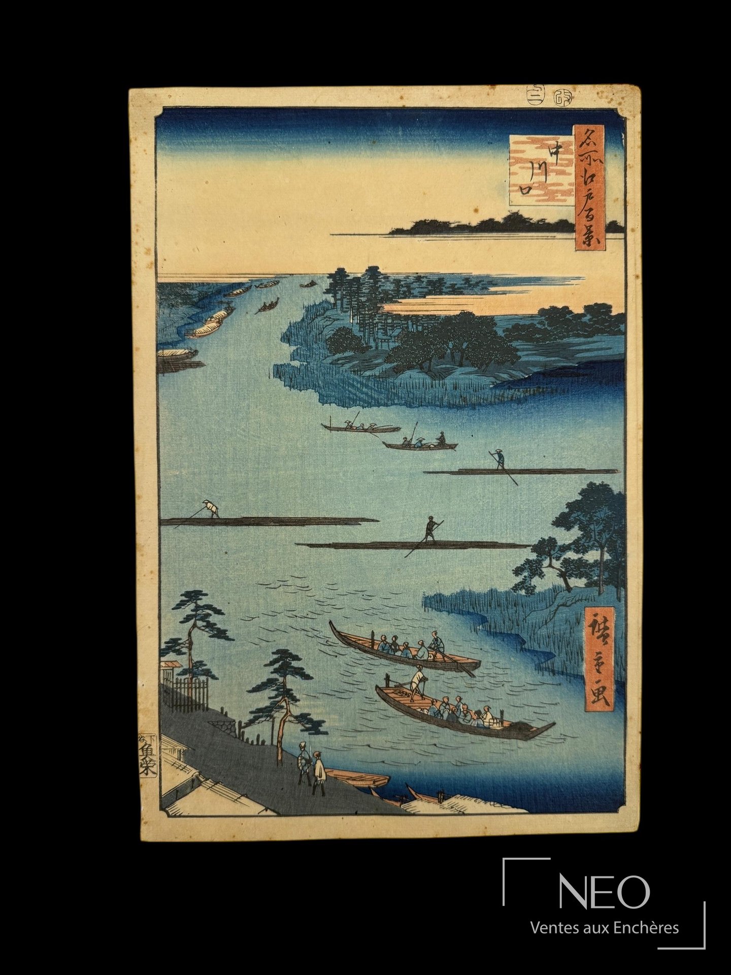 Estampe japonaise en format vertical représentant une rivière et des bateaux.