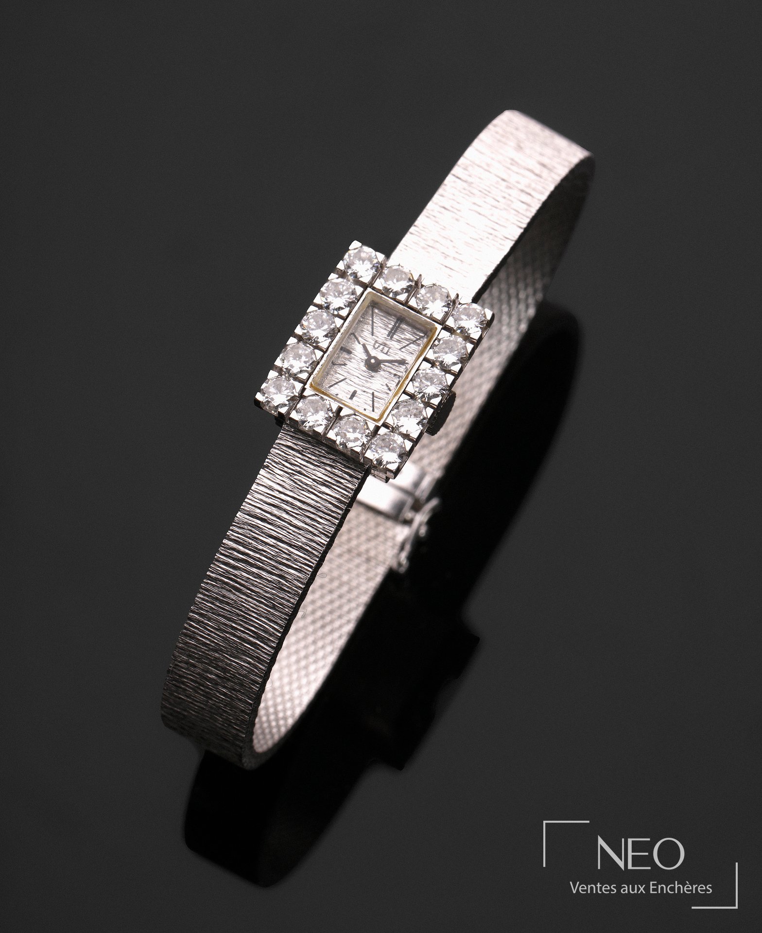 UTI montre bracelet en or gris et platine sertie de diamants
