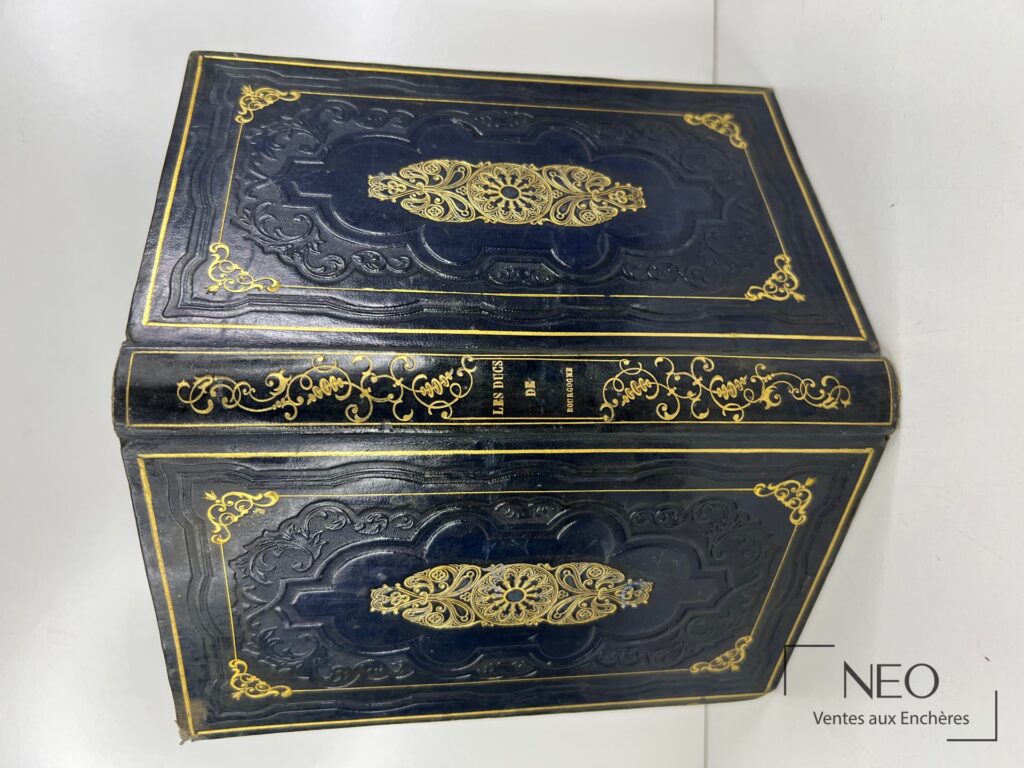 Plat supérieur d'un livre relié noir et doré aux ornements décoratifs