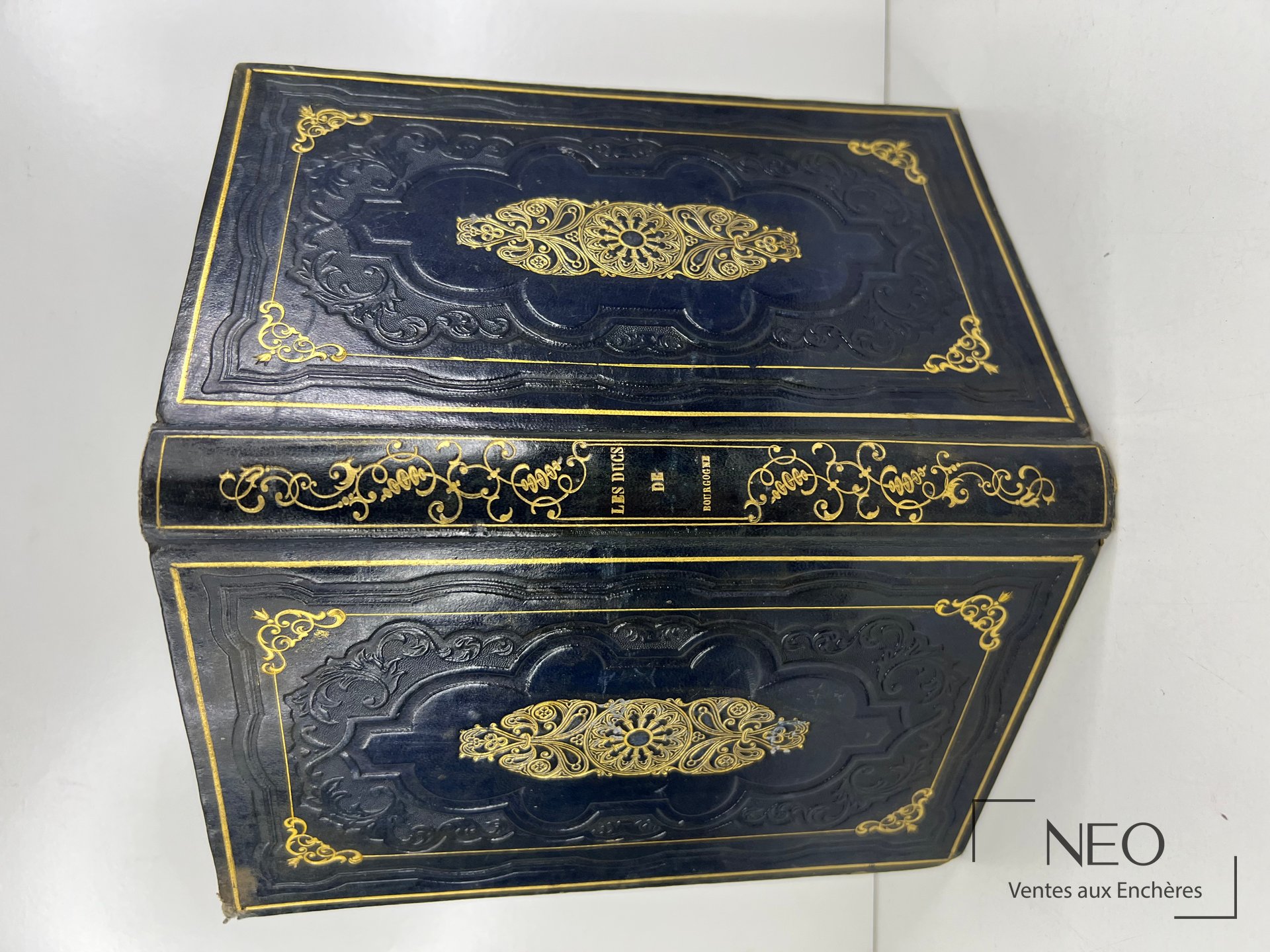 Plat supérieur d'un livre relié noir et doré aux ornements décoratifs