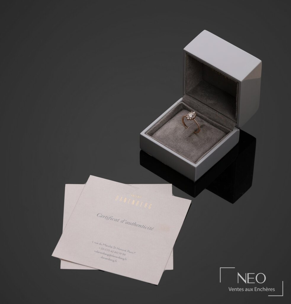 Bague marguerite Valérie Danenberg dans son écrin avec certificat d'authenticité