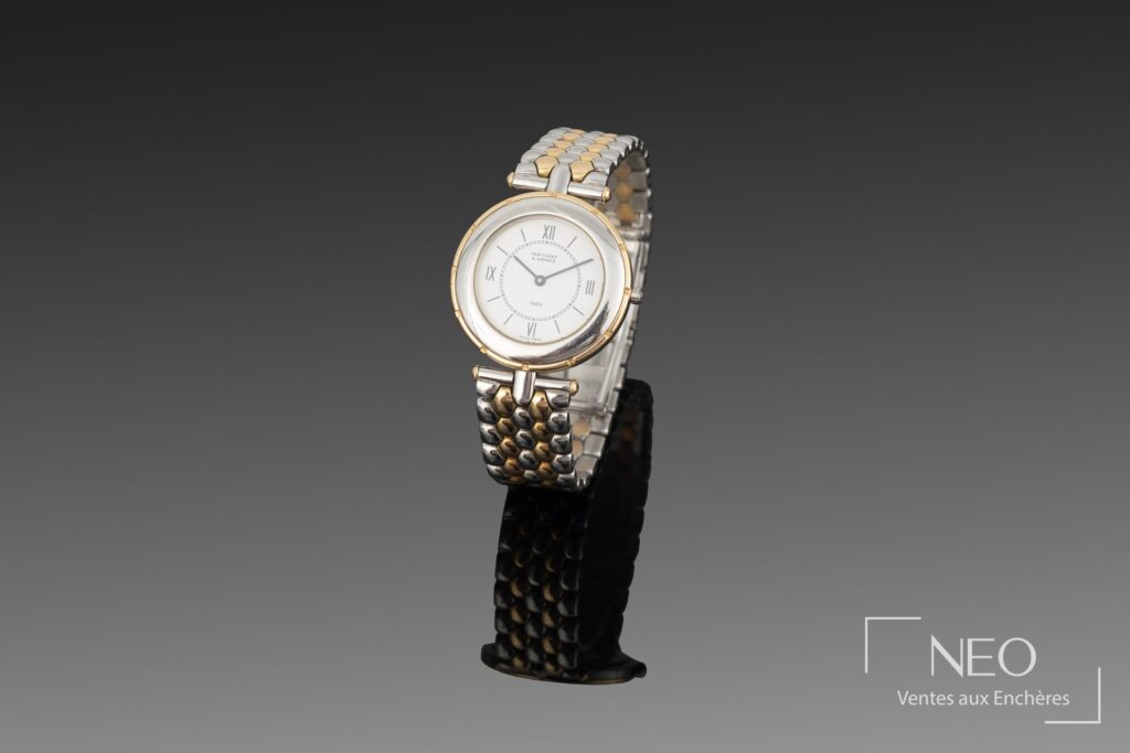 Montre bracelet Van Cleef & Arpels ronde sur support