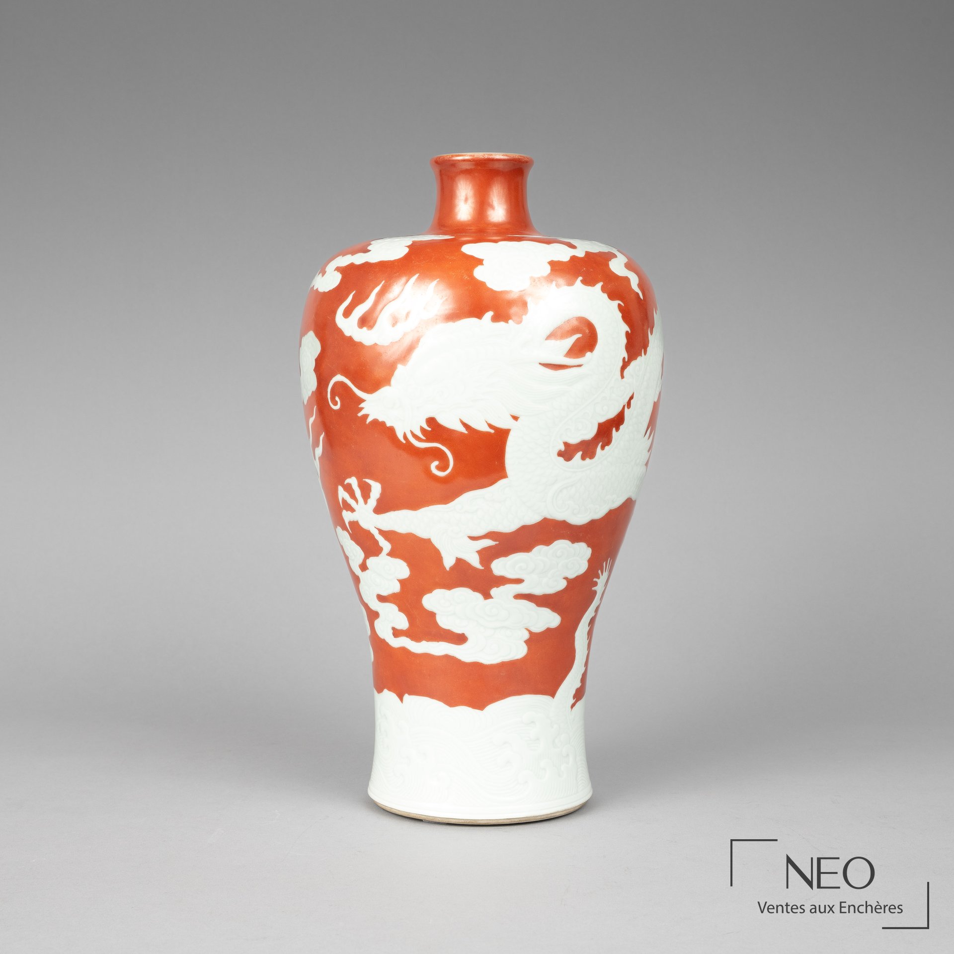 Vase chinois en porcelaine rouge et blanc à décor de dragon, XIXe siècle ou postérieur