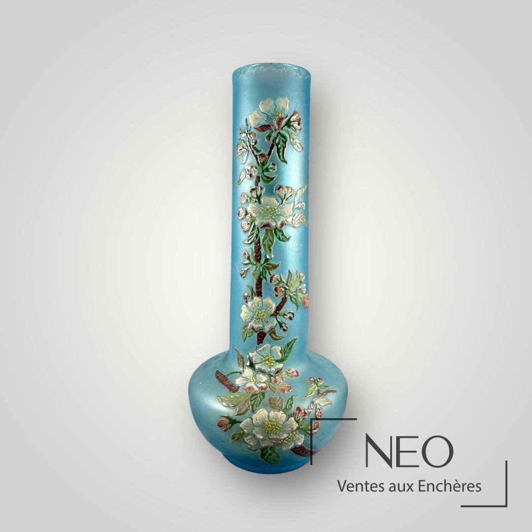 Vase tubulaire bleu à décor floral en relief