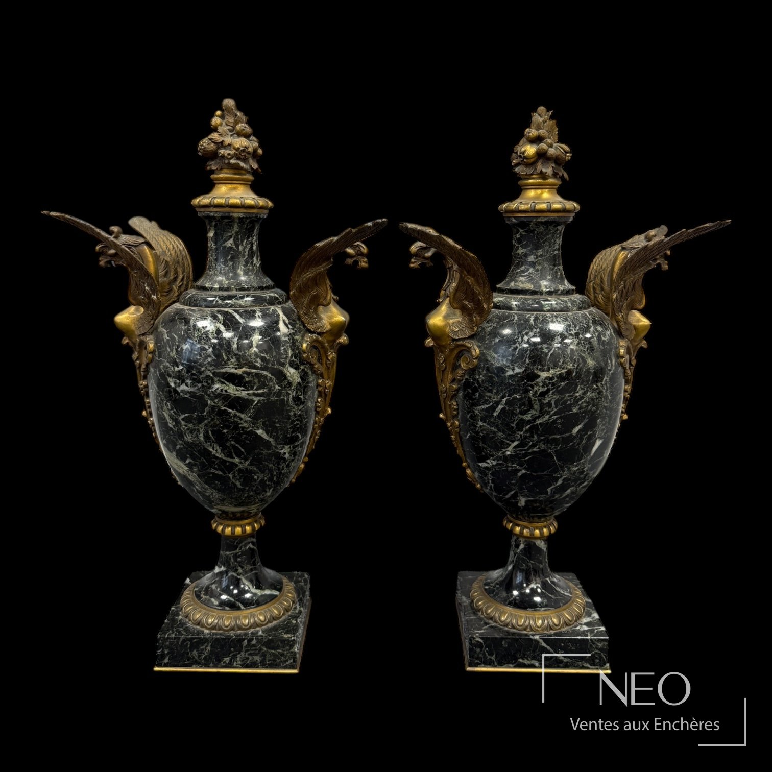 Paire de vases couverts en marbre vert et bronze doré, travail français