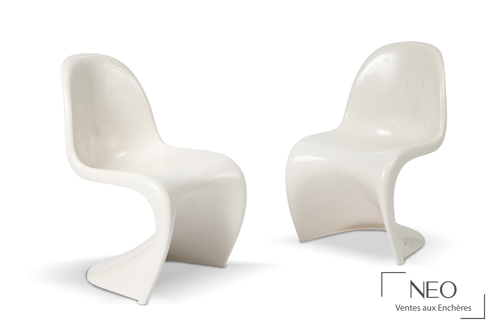 Paire de chaises Cantilever blanches de Verner Panton vues de face et de trois quarts