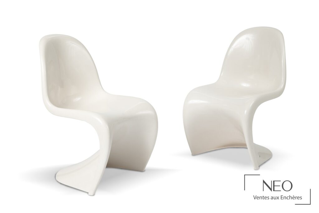 Paire de chaises blanches Verner Panton en vue d'ensemble