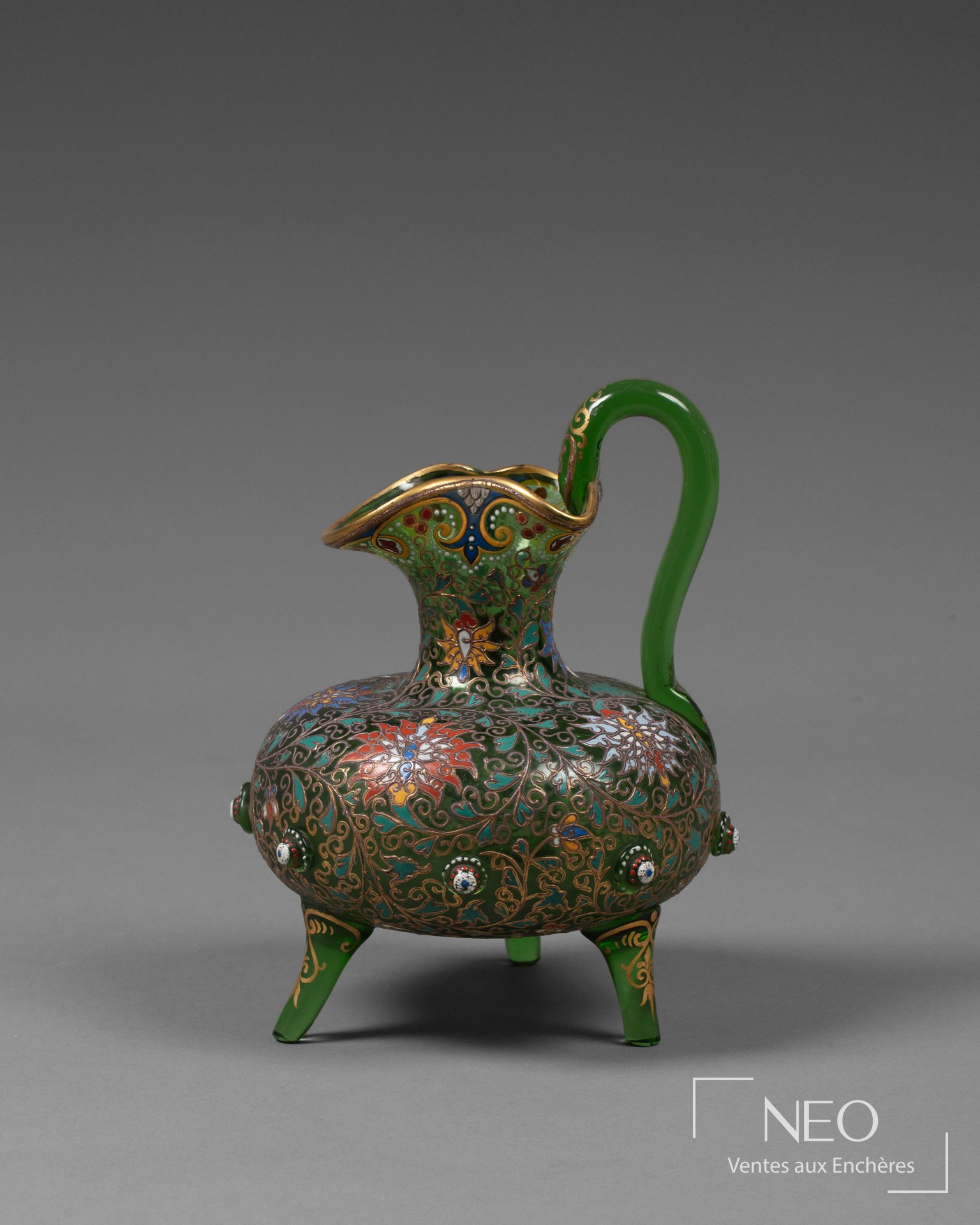 Verseuse en verre teinté vert à décor émaillé polychrome, dans le goût Ottoman