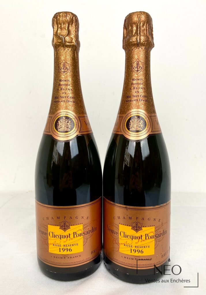 Deux bouteilles de champagne Veuve Clicquot Ponsardin Rosé Réserve 1996 vues de face