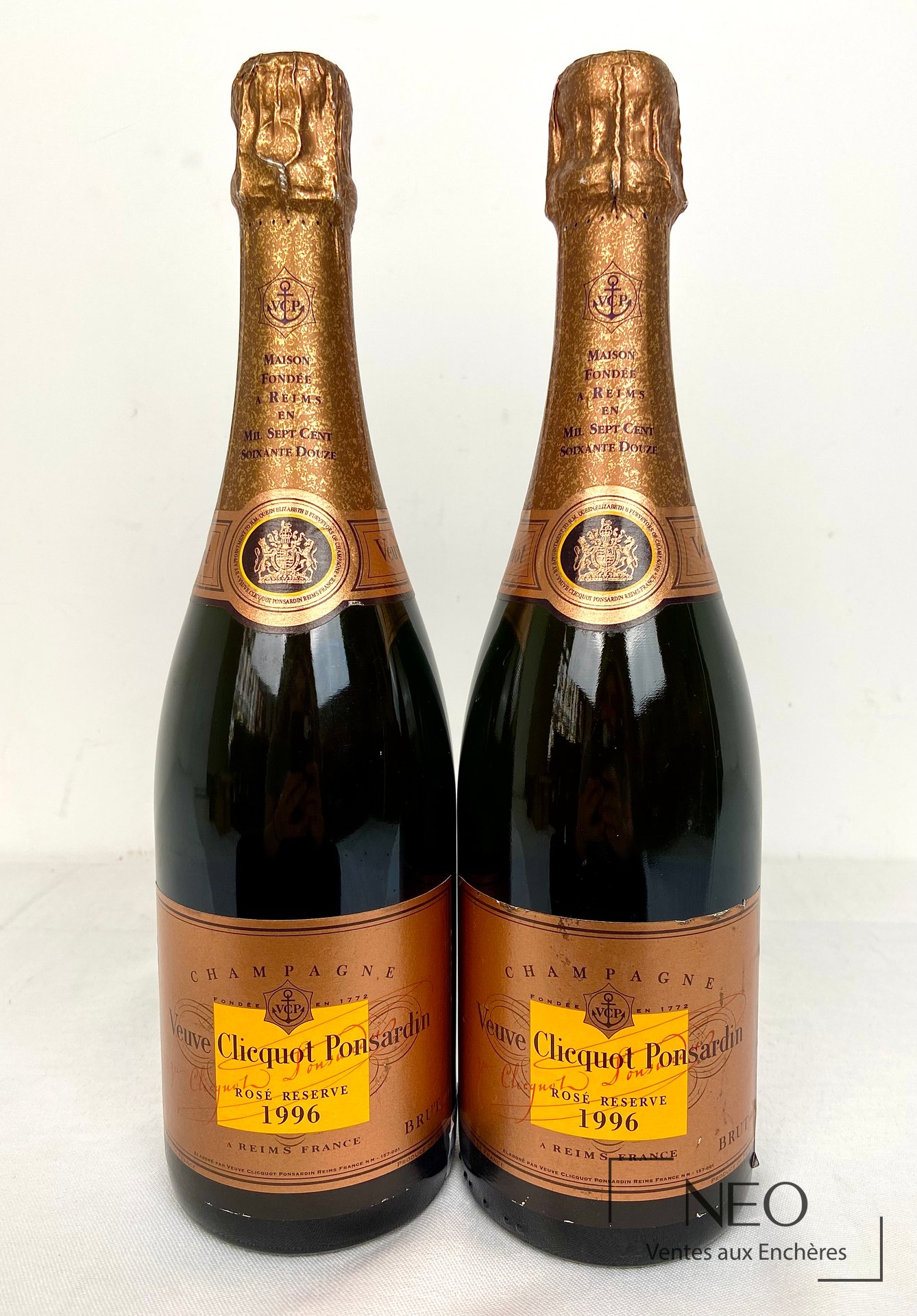 Deux bouteilles de champagne Veuve Clicquot Ponsardin Rosé Réserve 1996 vues de face