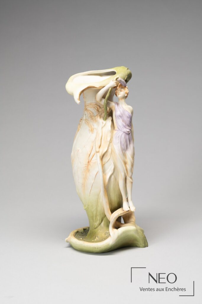 Vase Volkstedt en porcelaine polychrome