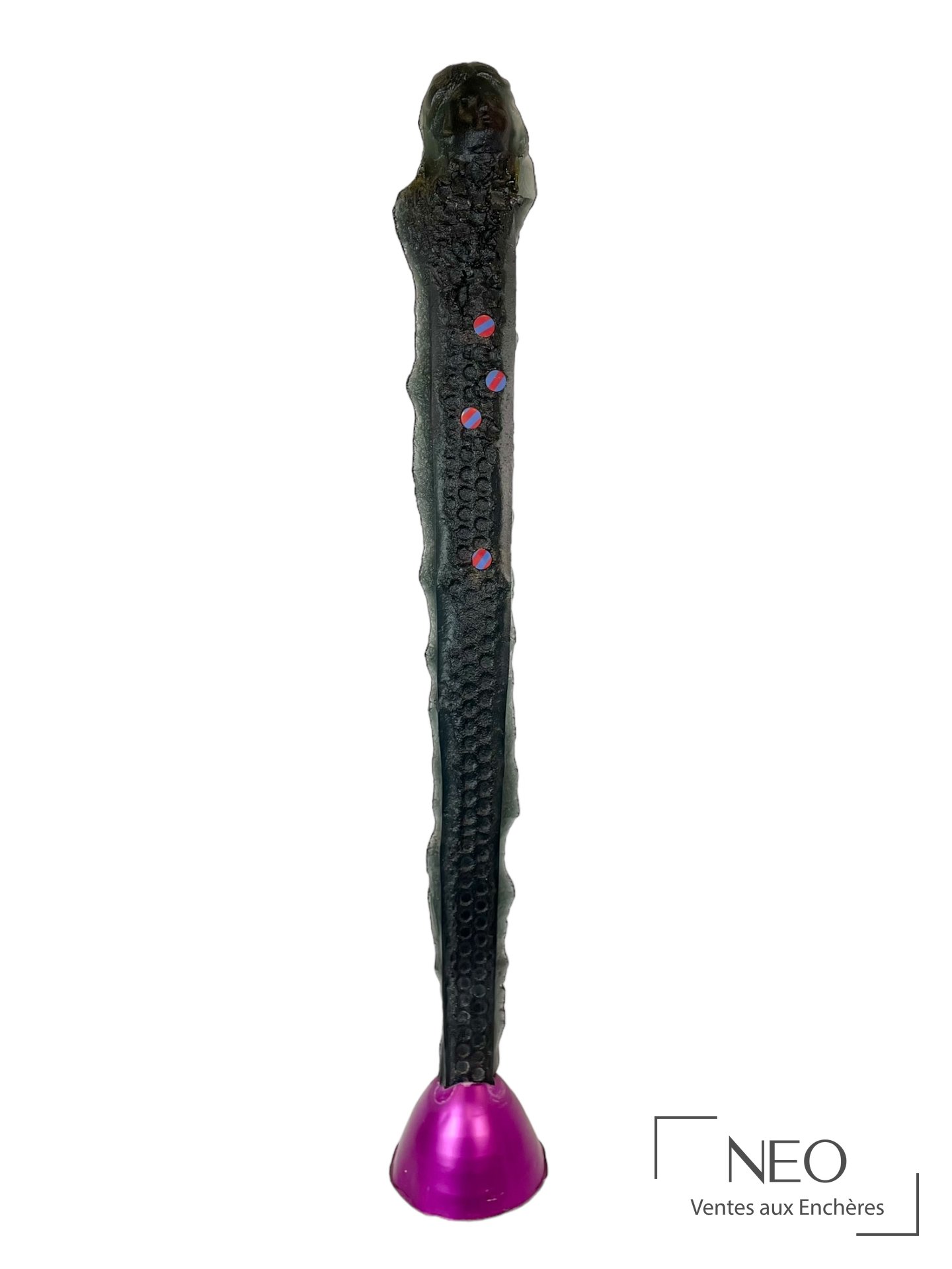 Sculpture féminine noire sur base fuchsia