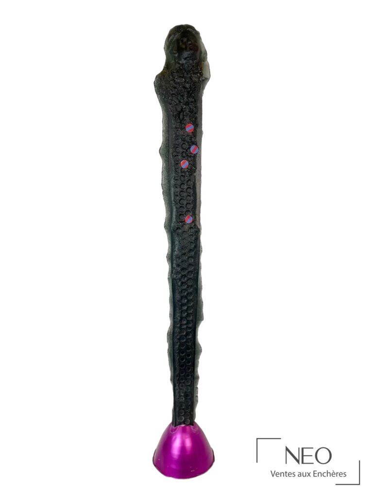 Sculpture Femme de Warren Langley en pâte de verre noire sur base fuchsia