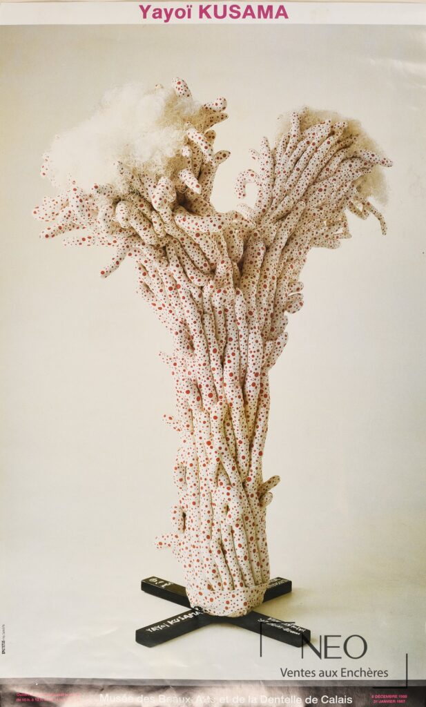 Affiche d'exposition Yayoi Kusama montrant une œuvre blanche à pois rouges et le titre en haut