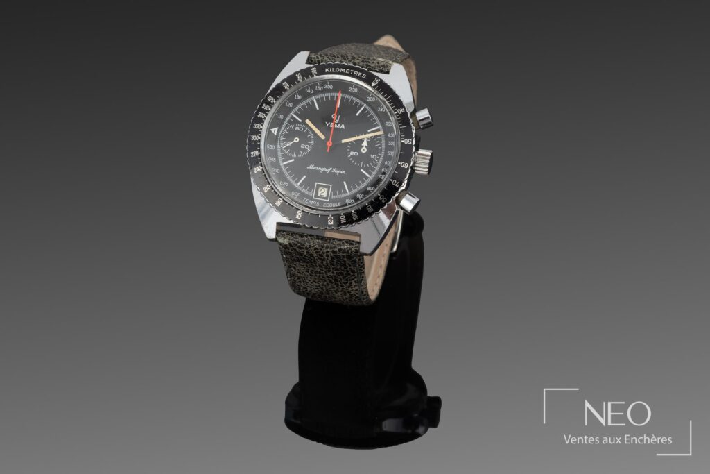 Montre Yema Meagraph Super vue de face sur support noir