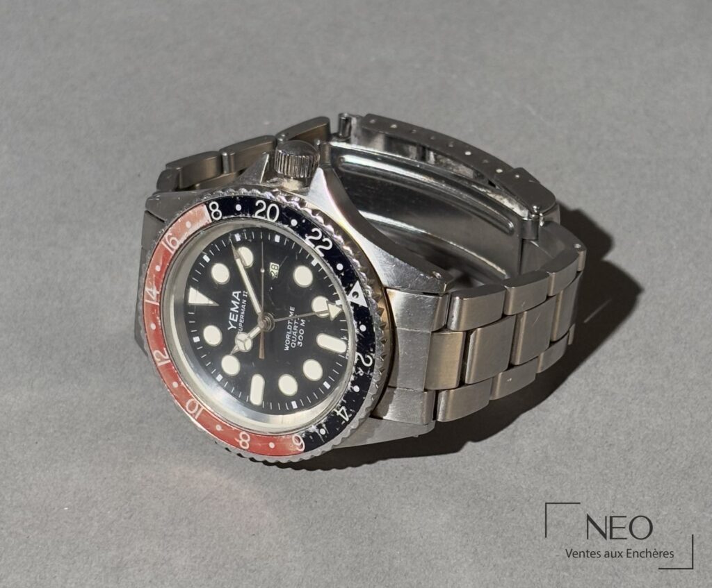 Montre YEMA Superman II en acier avec cadran noir et lunette bicolore rouge et noire.
