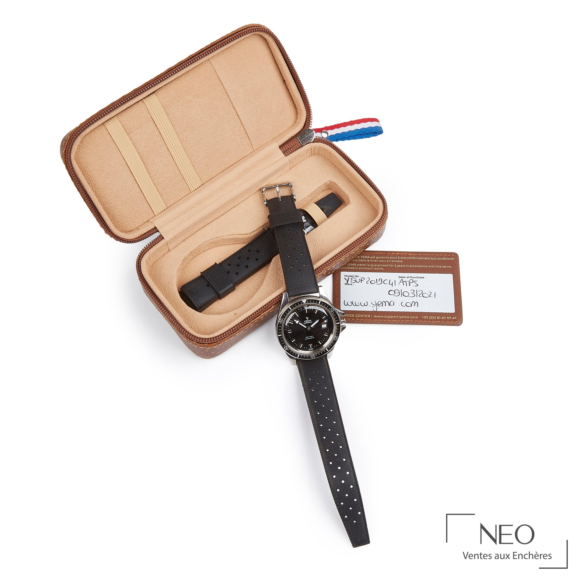 Montre Yema Superman en acier avec bracelet noir et écrin ouvert